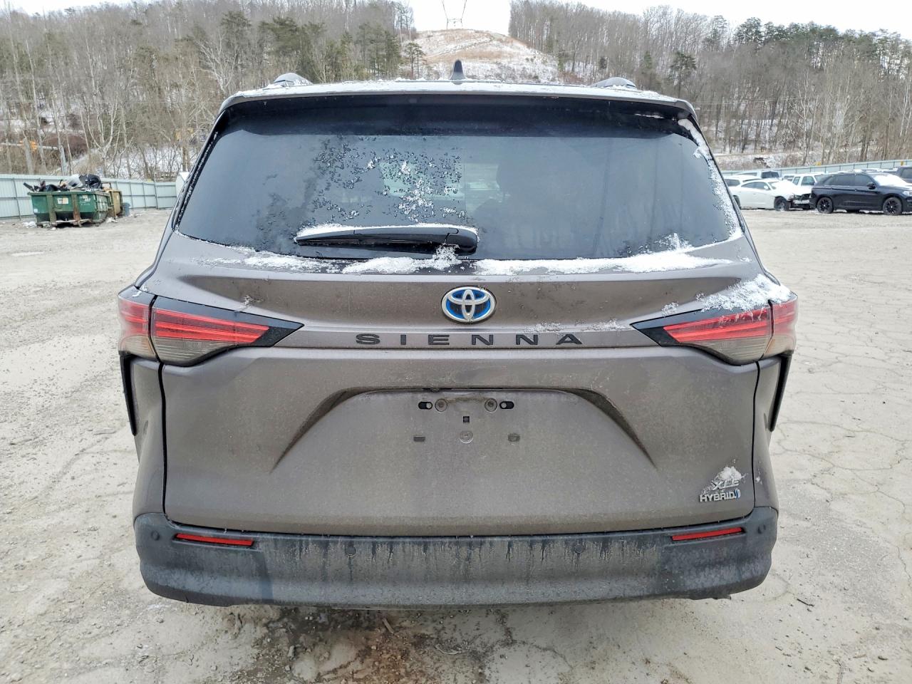 2022 TOYOTA SIENNA XLE photo 6