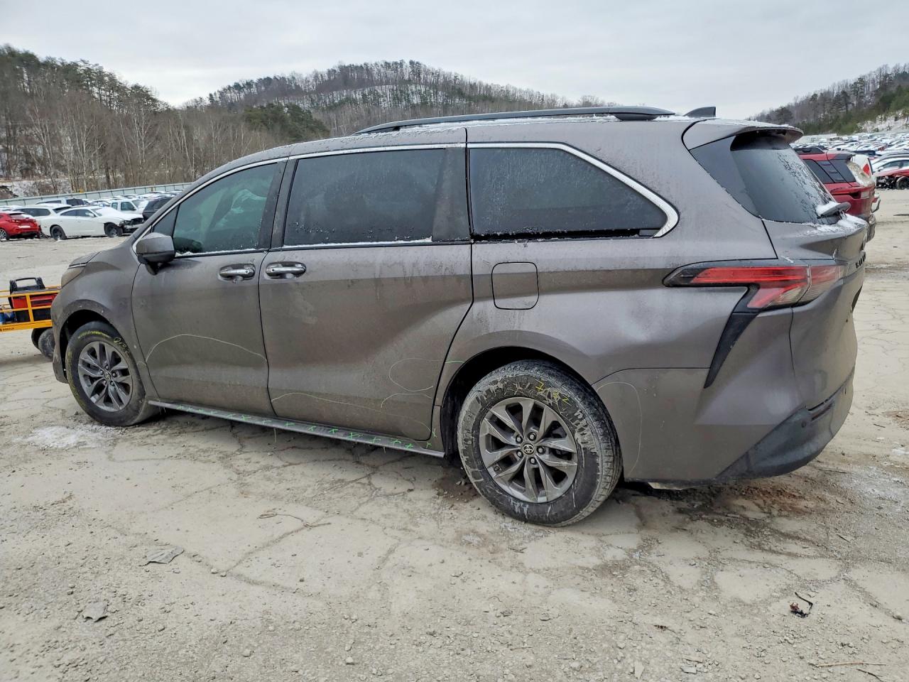 2022 TOYOTA SIENNA XLE photo 2