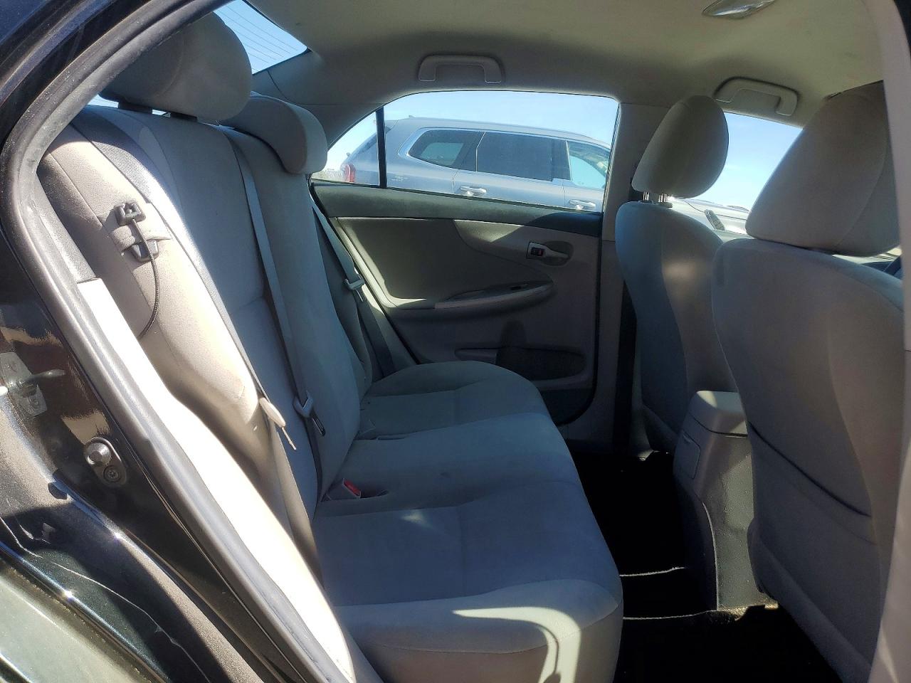 2013 TOYOTA COROLLA LE photo 19