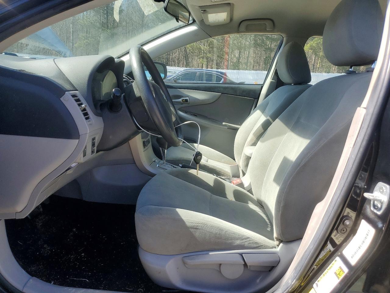2013 TOYOTA COROLLA LE photo 13
