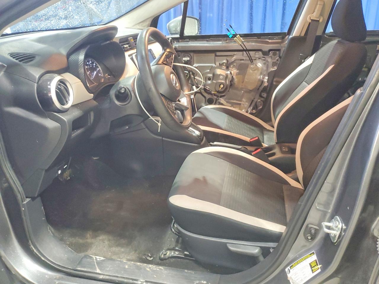 2021 NISSAN VERSA SV photo 7
