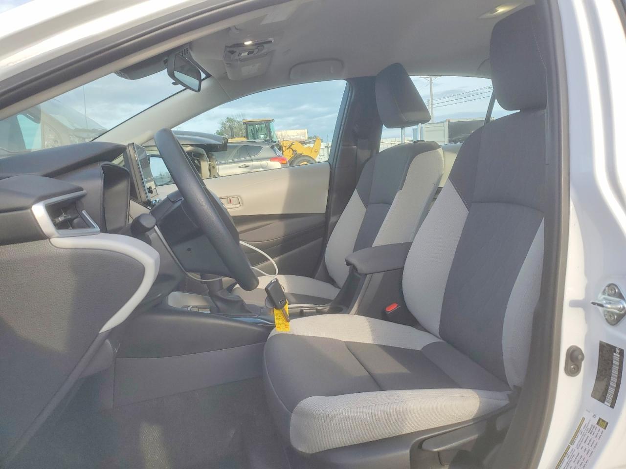 2025 TOYOTA COROLLA LE photo 13