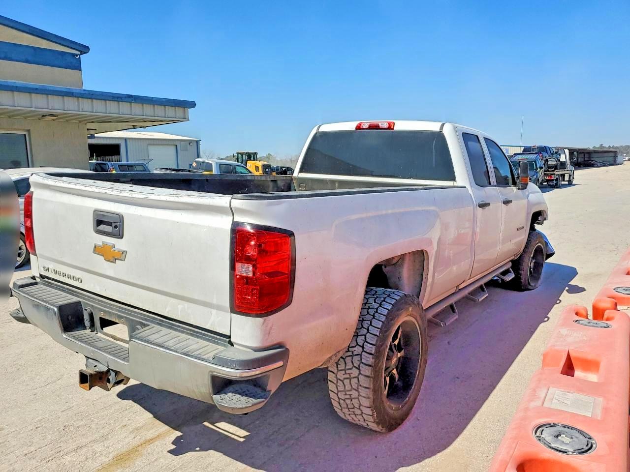2016 CHEVROLET SILVERADO C2500 HEAVY DUTY photo 3
