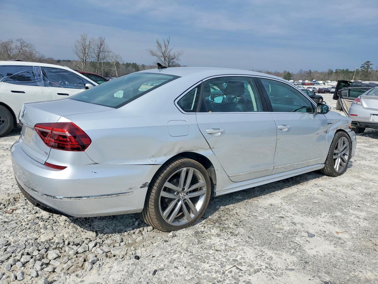 2017 VOLKSWAGEN PASSAT R-LINE photo 5