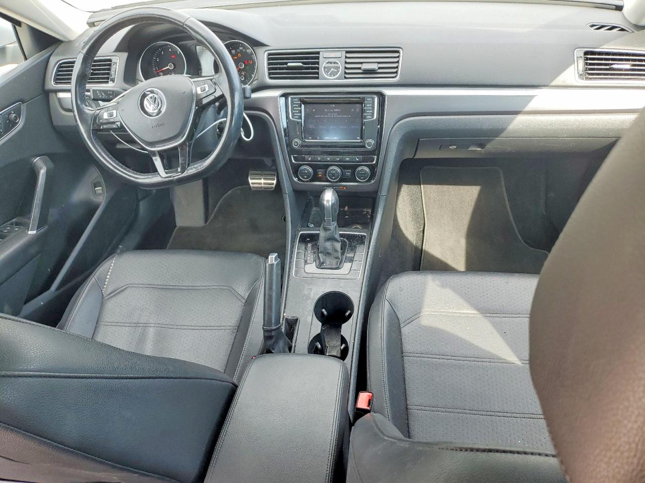 2017 VOLKSWAGEN PASSAT R-LINE photo 15