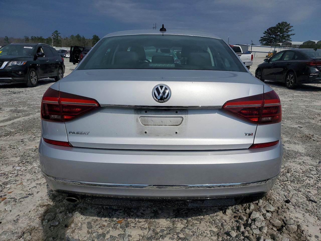 2017 VOLKSWAGEN PASSAT R-LINE photo 11