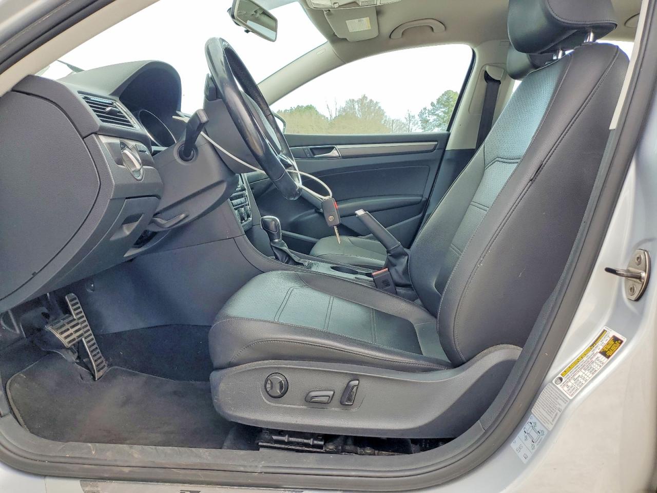 2017 VOLKSWAGEN PASSAT R-LINE photo 13