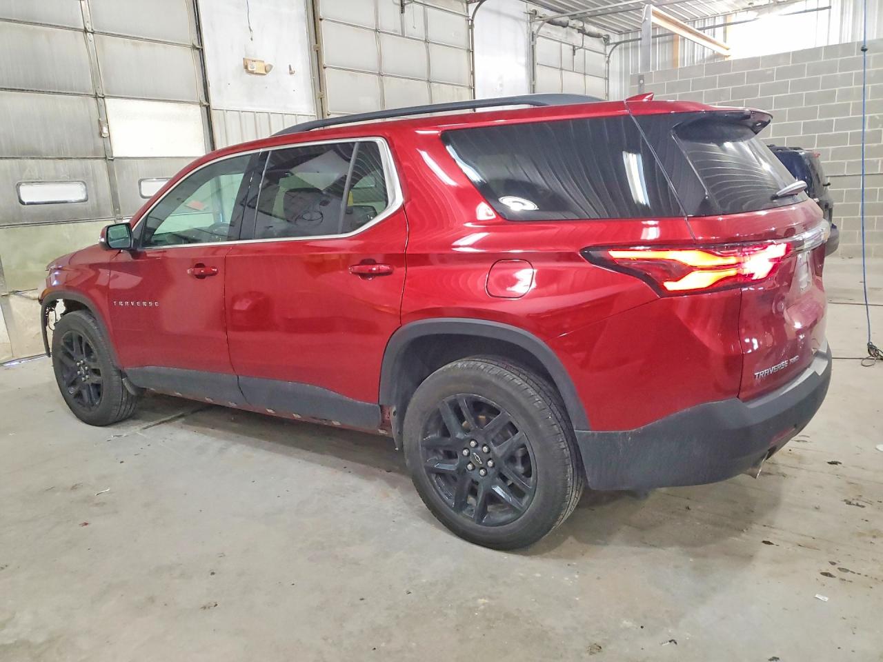 2023 CHEVROLET TRAVERSE LT photo 2