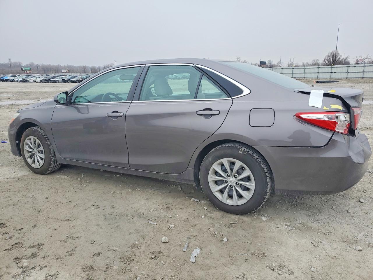 2017 TOYOTA CAMRY LE photo 3