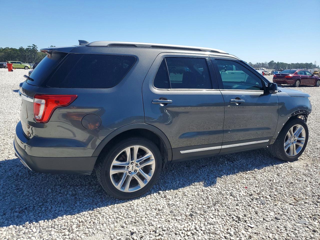 2017 FORD EXPLORER XLT photo 3