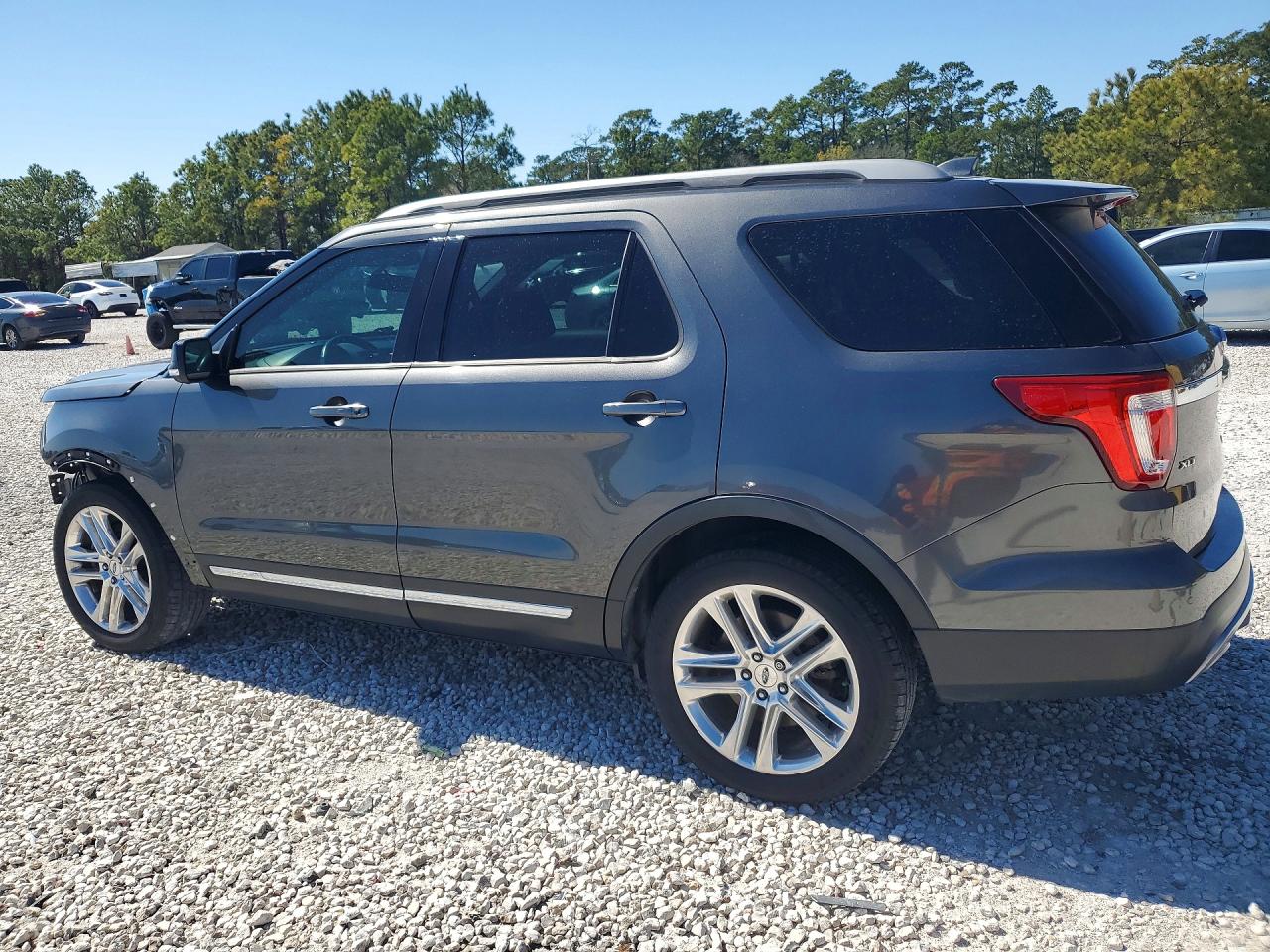 2017 FORD EXPLORER XLT photo 2