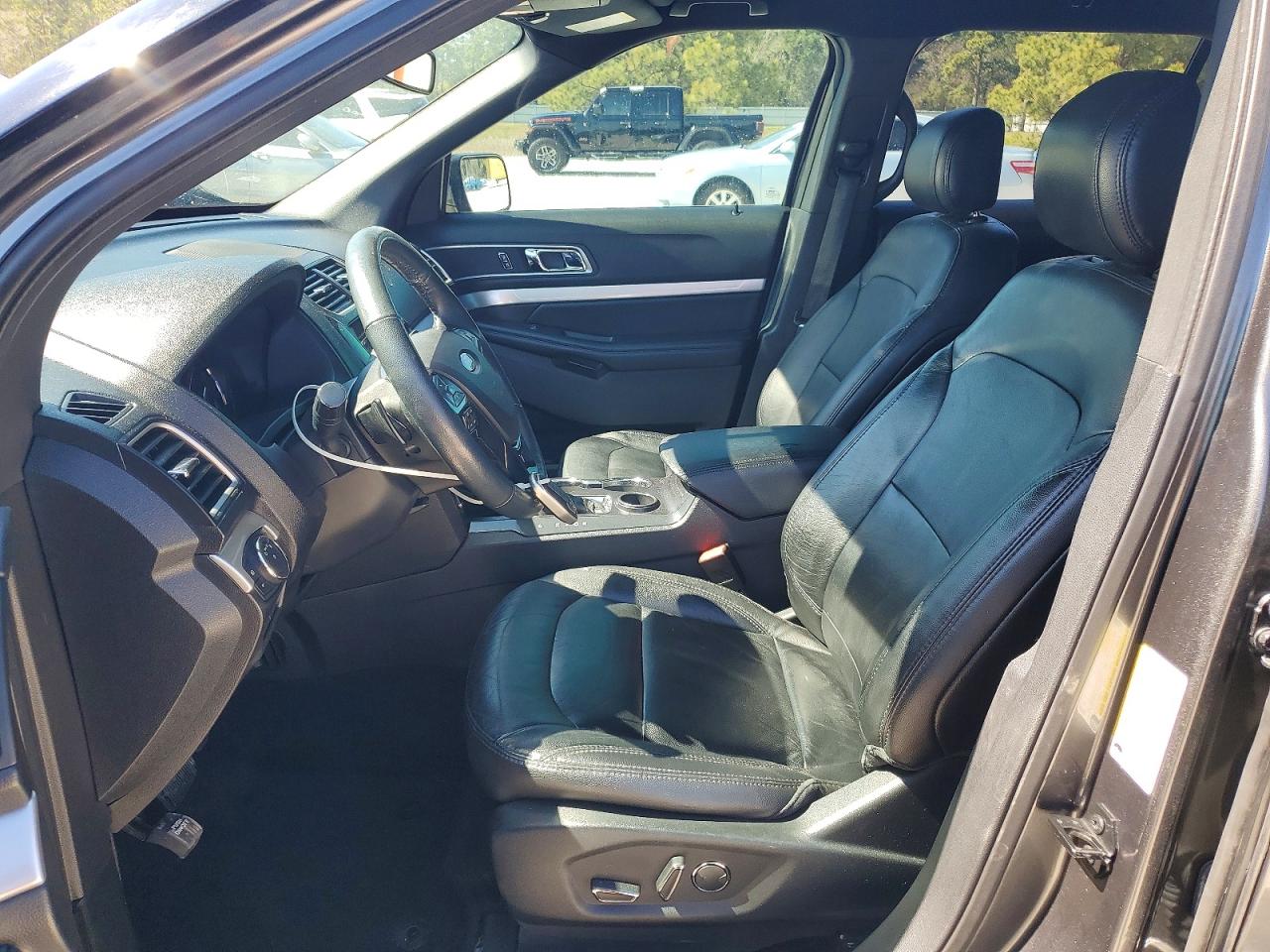 2017 FORD EXPLORER XLT photo 7