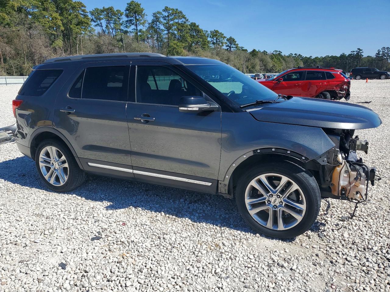2017 FORD EXPLORER XLT photo 4