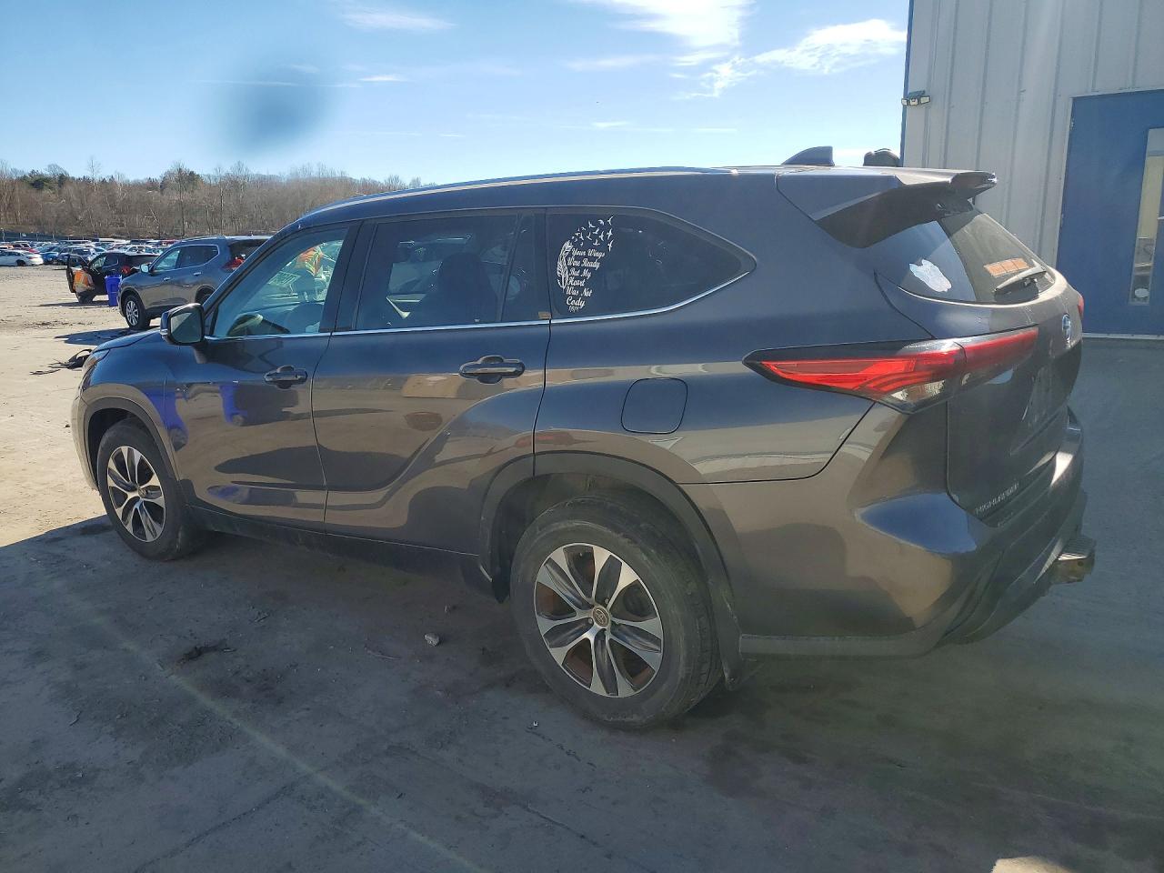 2021 TOYOTA HIGHLANDER XLE photo 3