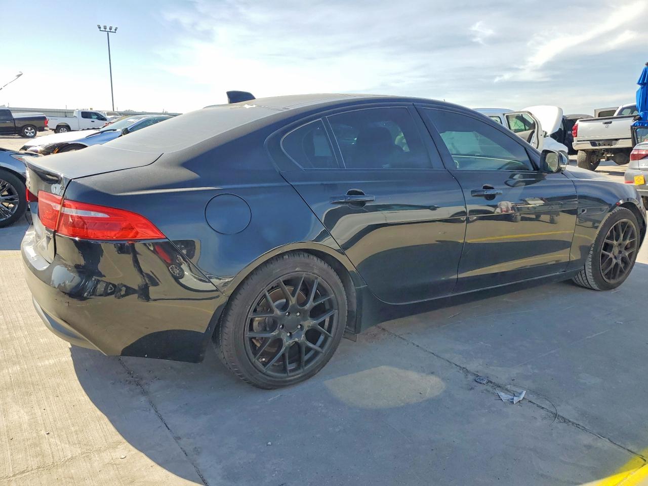 2017 JAGUAR XE PRESTIGE photo 5