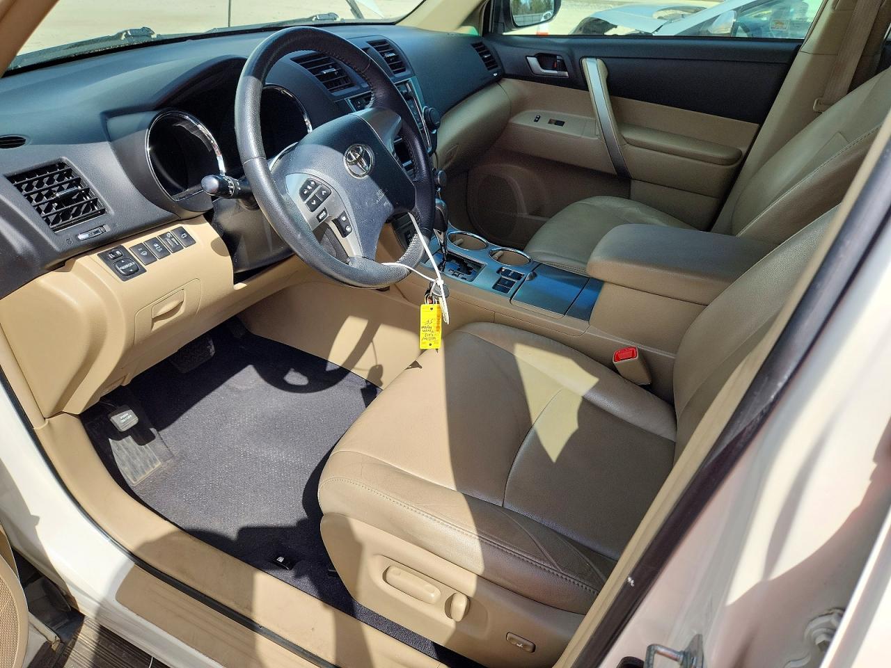 2013 TOYOTA HIGHLANDER SE photo 19