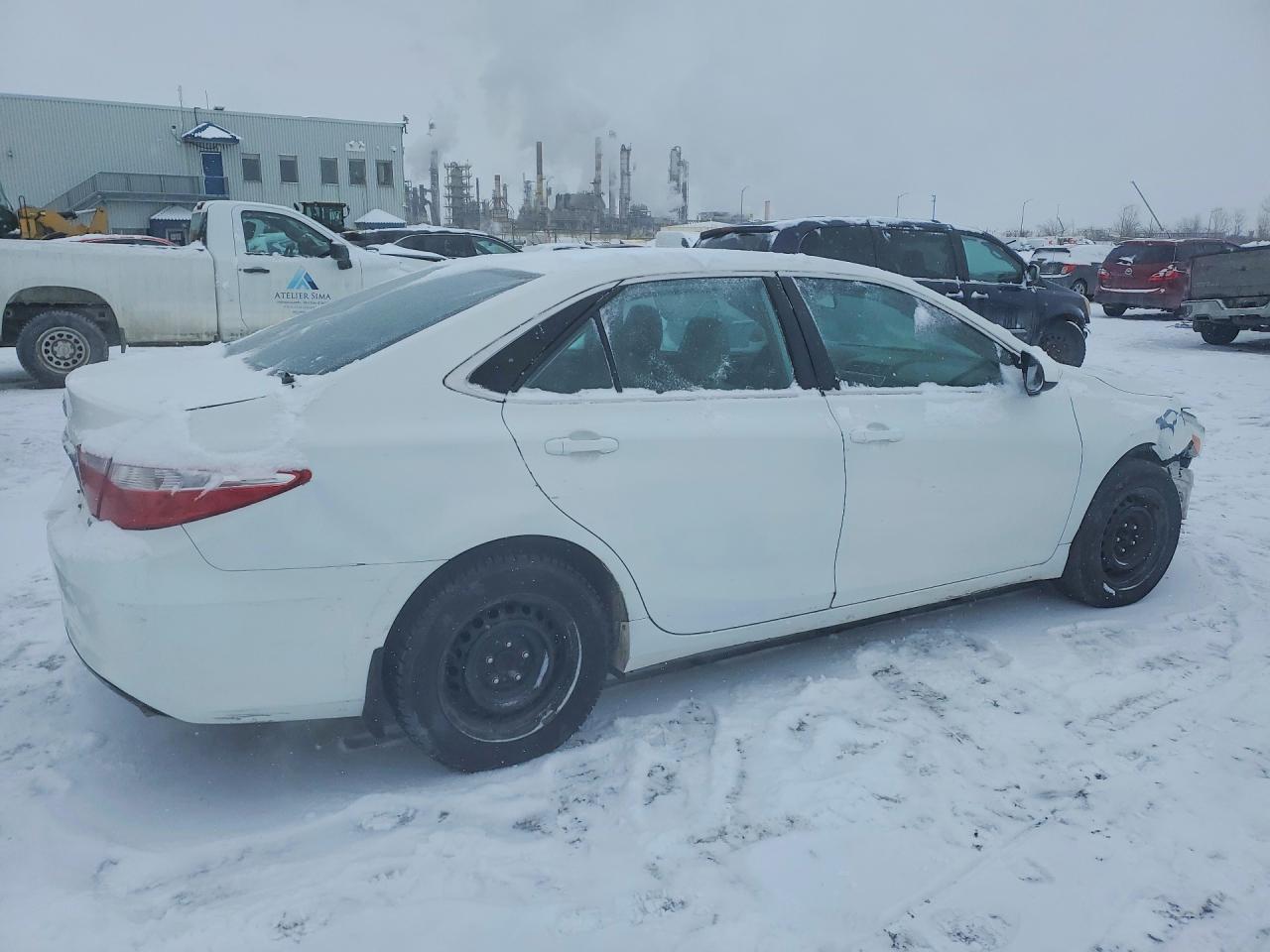 2016 TOYOTA CAMRY LE photo 3