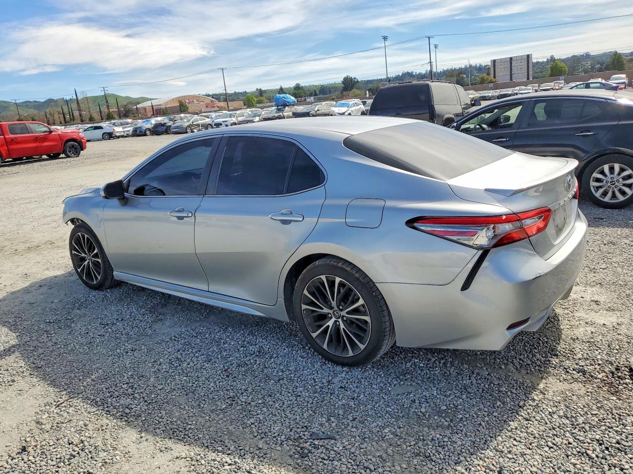 2018 TOYOTA CAMRY SE photo 3