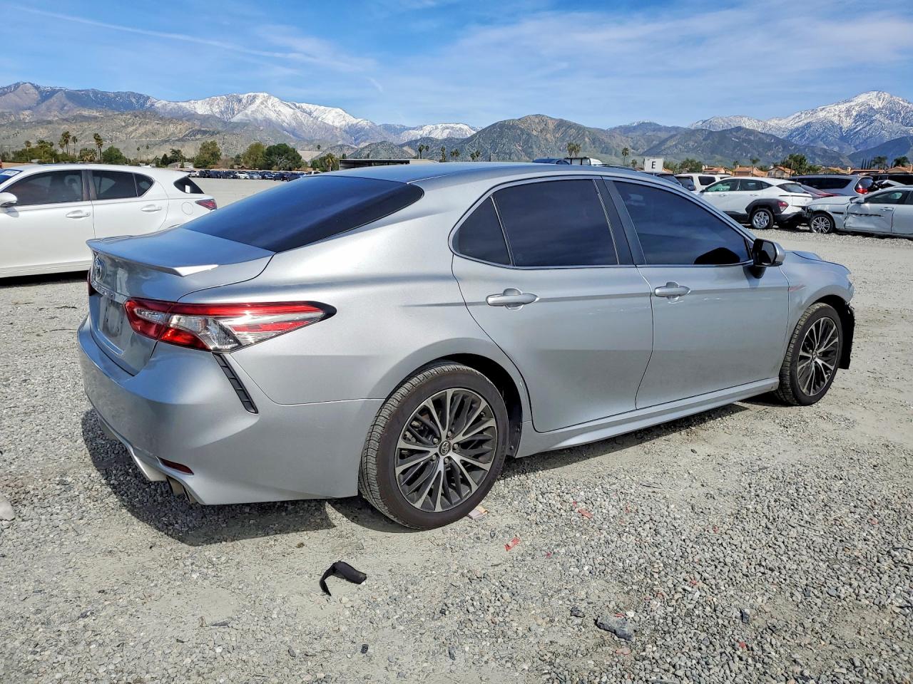 2018 TOYOTA CAMRY SE photo 5