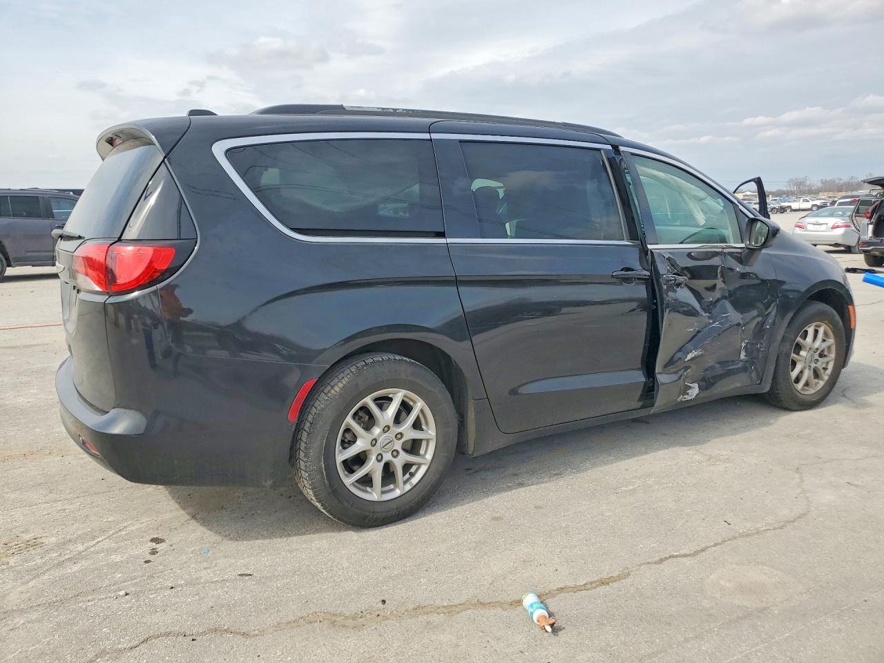 2021 CHRYSLER VOYAGER LXI photo 3