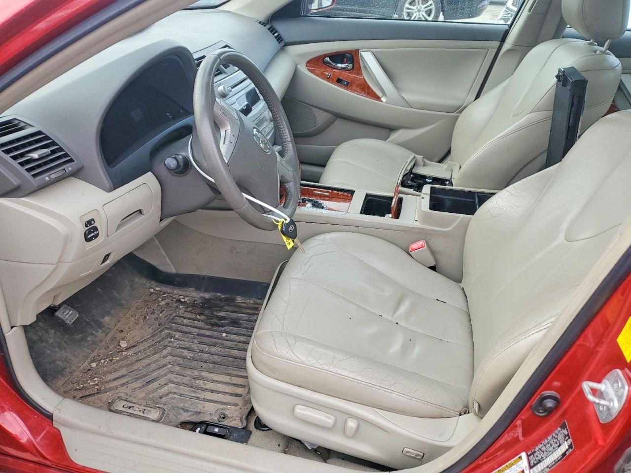 2011 TOYOTA CAMRY XLE photo 7