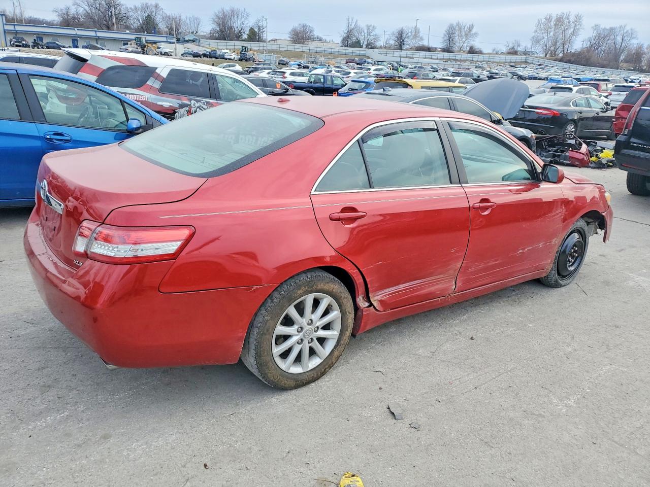 2011 TOYOTA CAMRY XLE photo 3