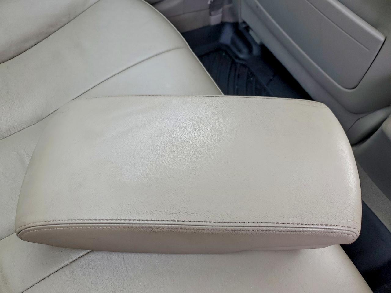 2011 TOYOTA CAMRY XLE photo 12