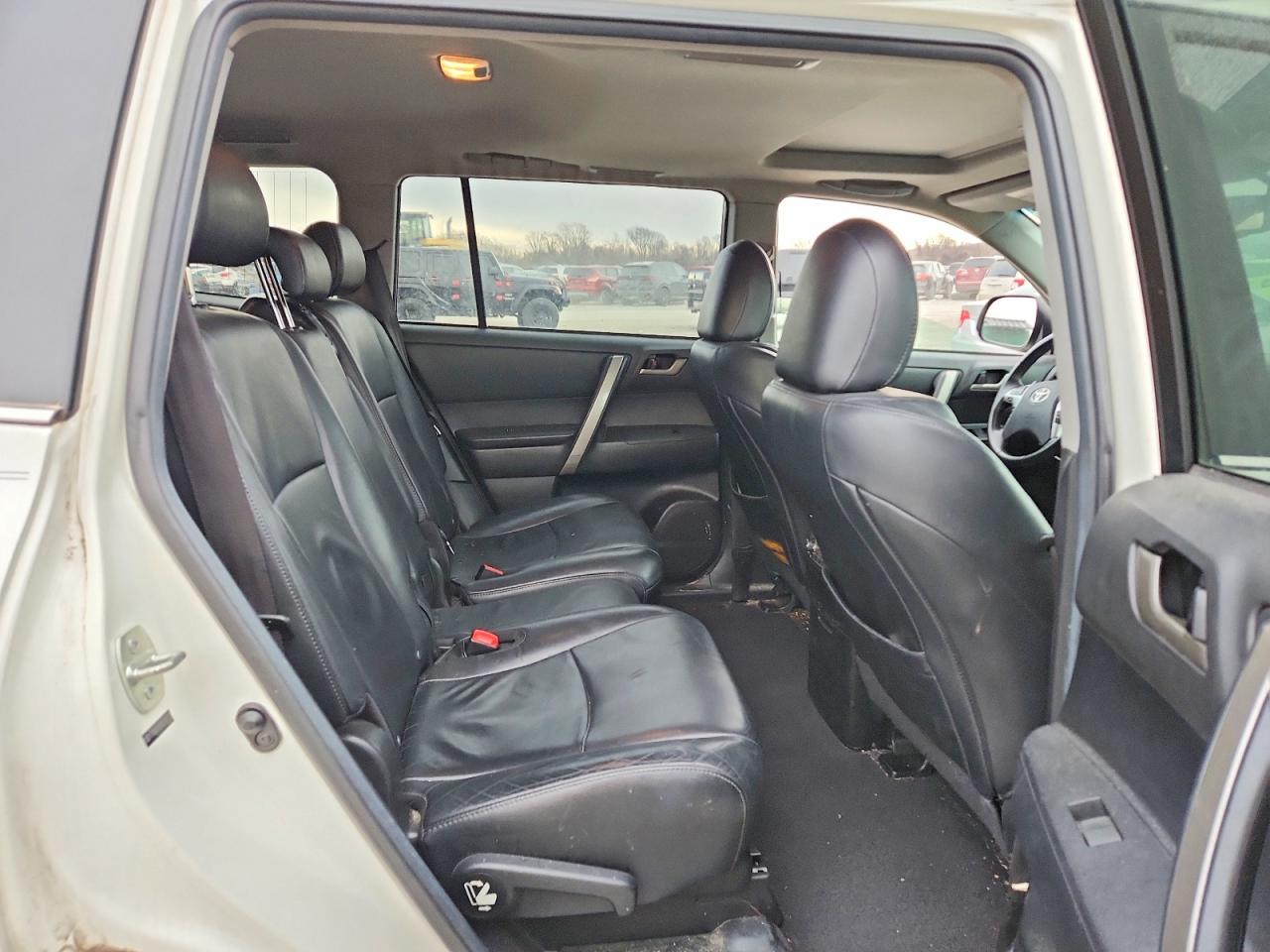 2013 TOYOTA HIGHLANDER BASE photo 21