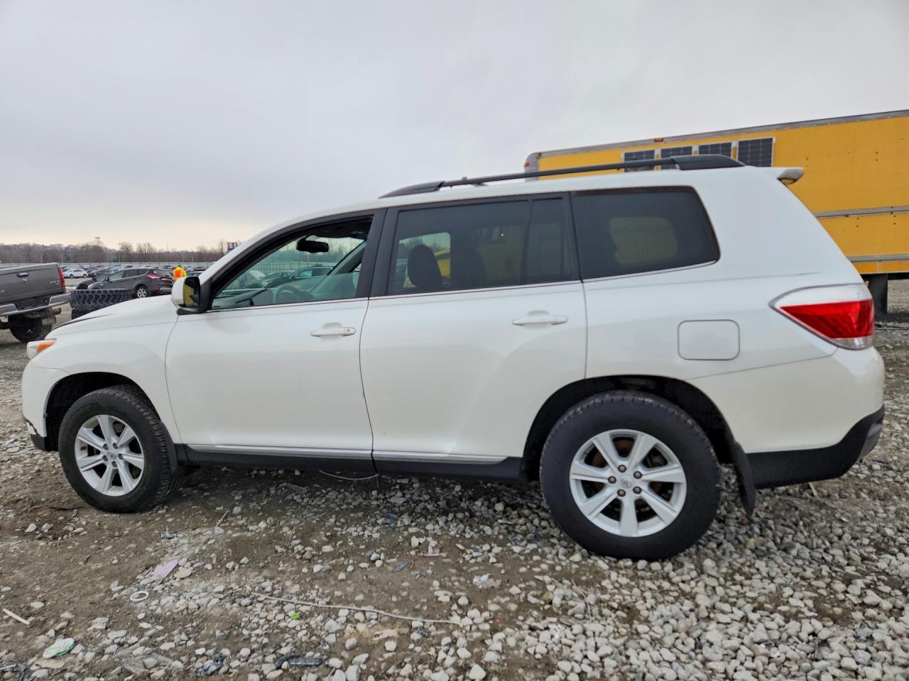 2013 TOYOTA HIGHLANDER BASE photo 3