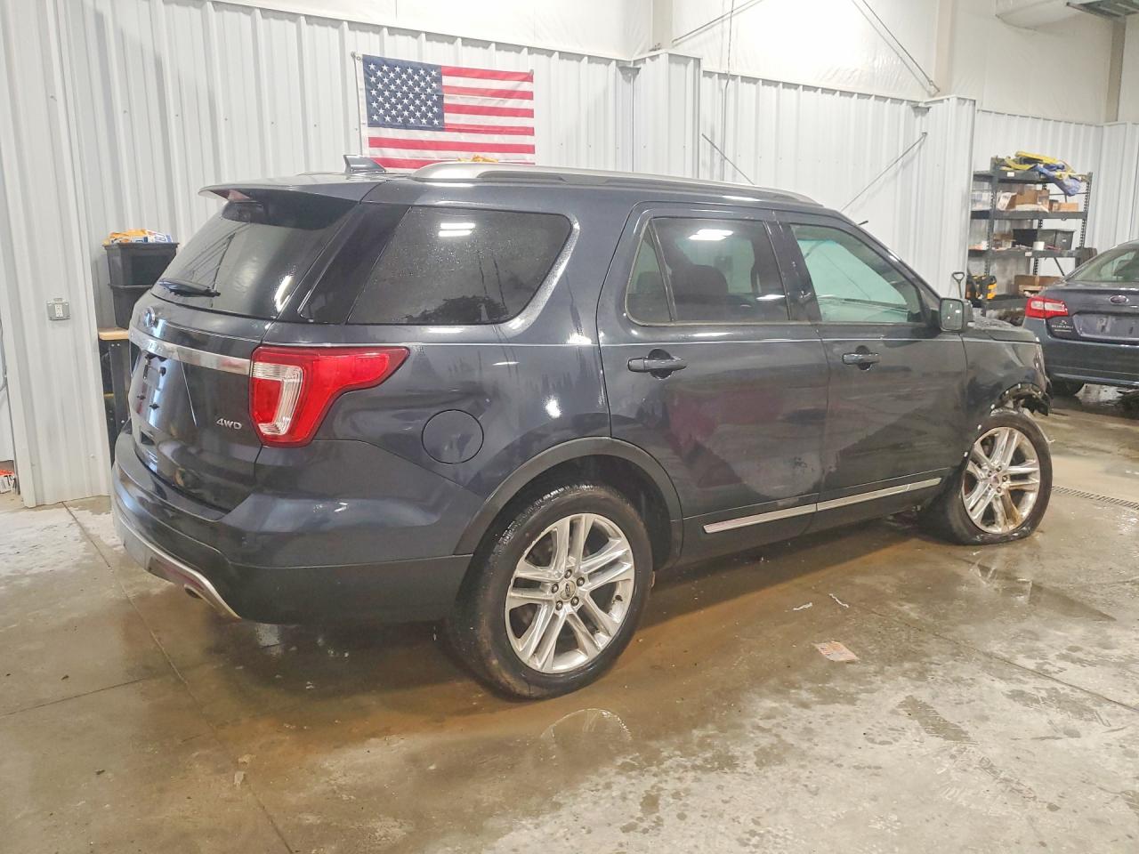 2017 FORD EXPLORER XLT photo 3