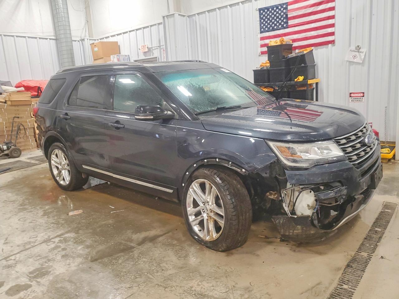 2017 FORD EXPLORER XLT photo 4