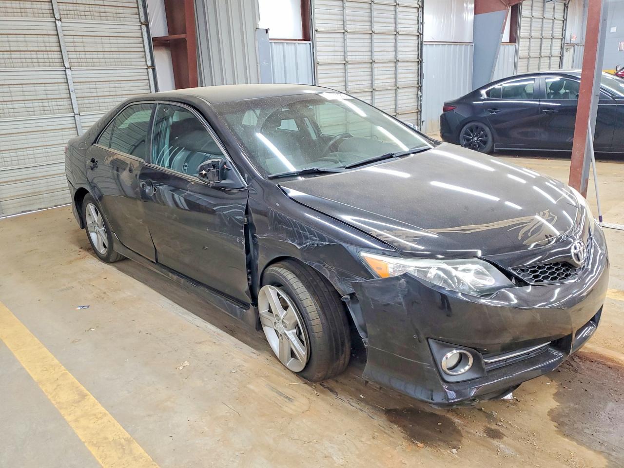 2013 TOYOTA CAMRY SE photo 4