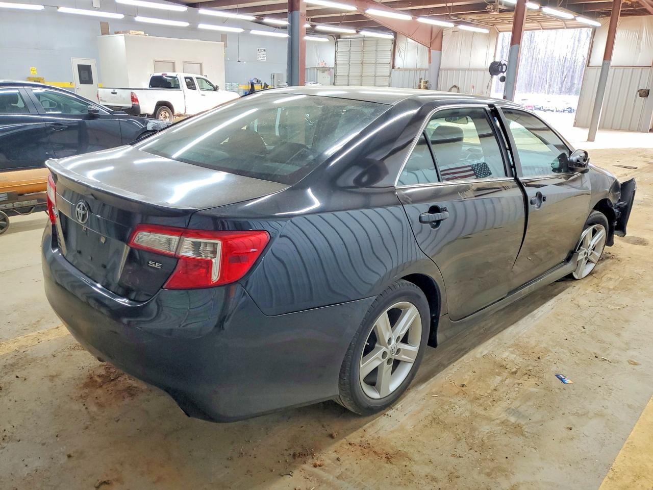 2013 TOYOTA CAMRY SE photo 3
