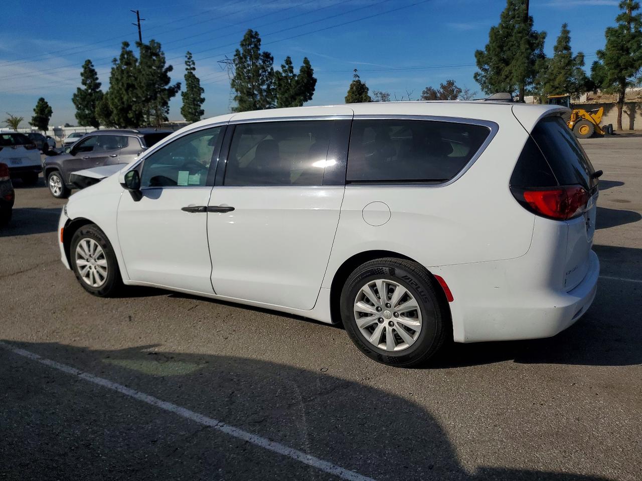 2020 CHRYSLER VOYAGER L photo 2