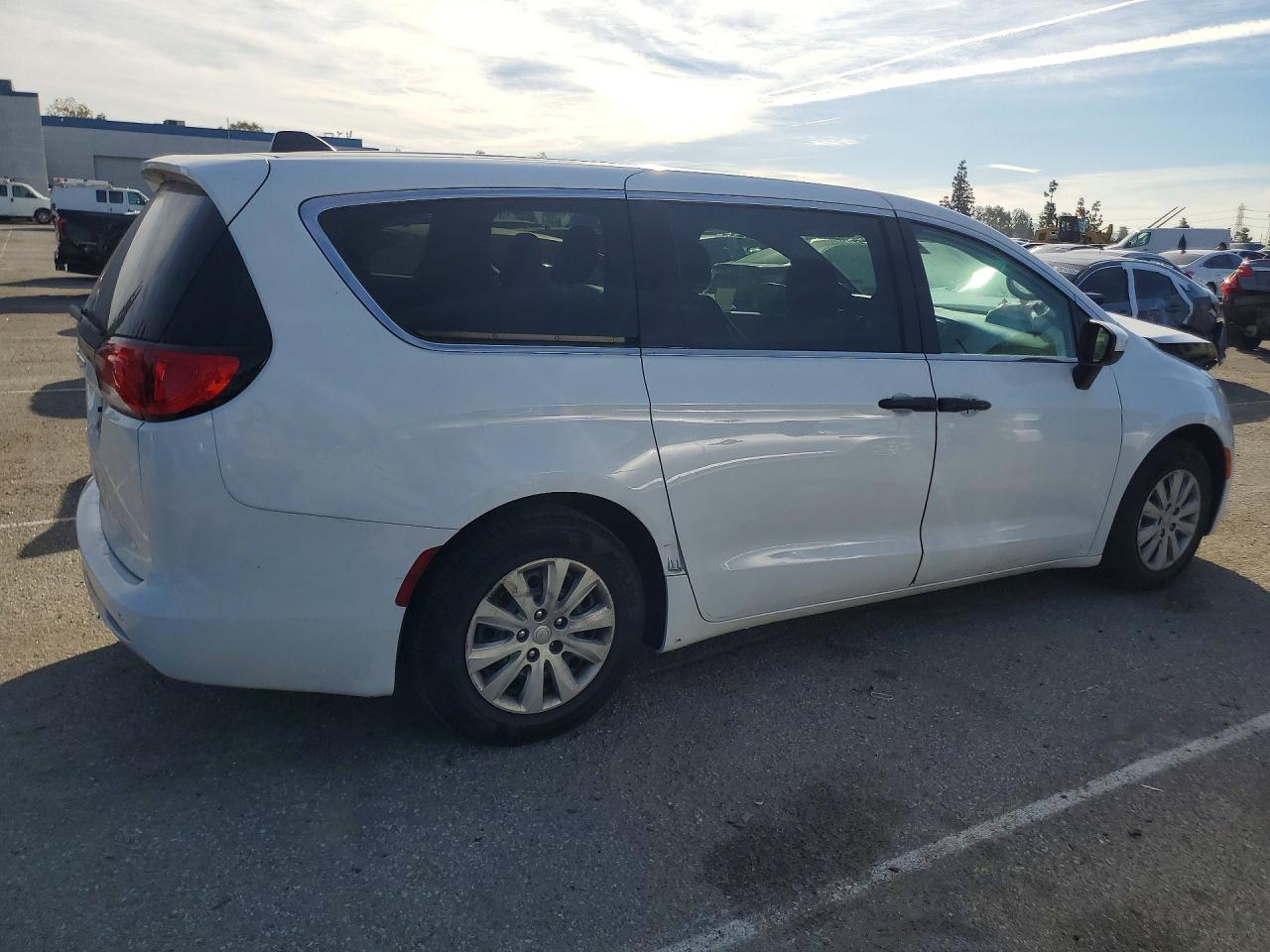 2020 CHRYSLER VOYAGER L photo 3