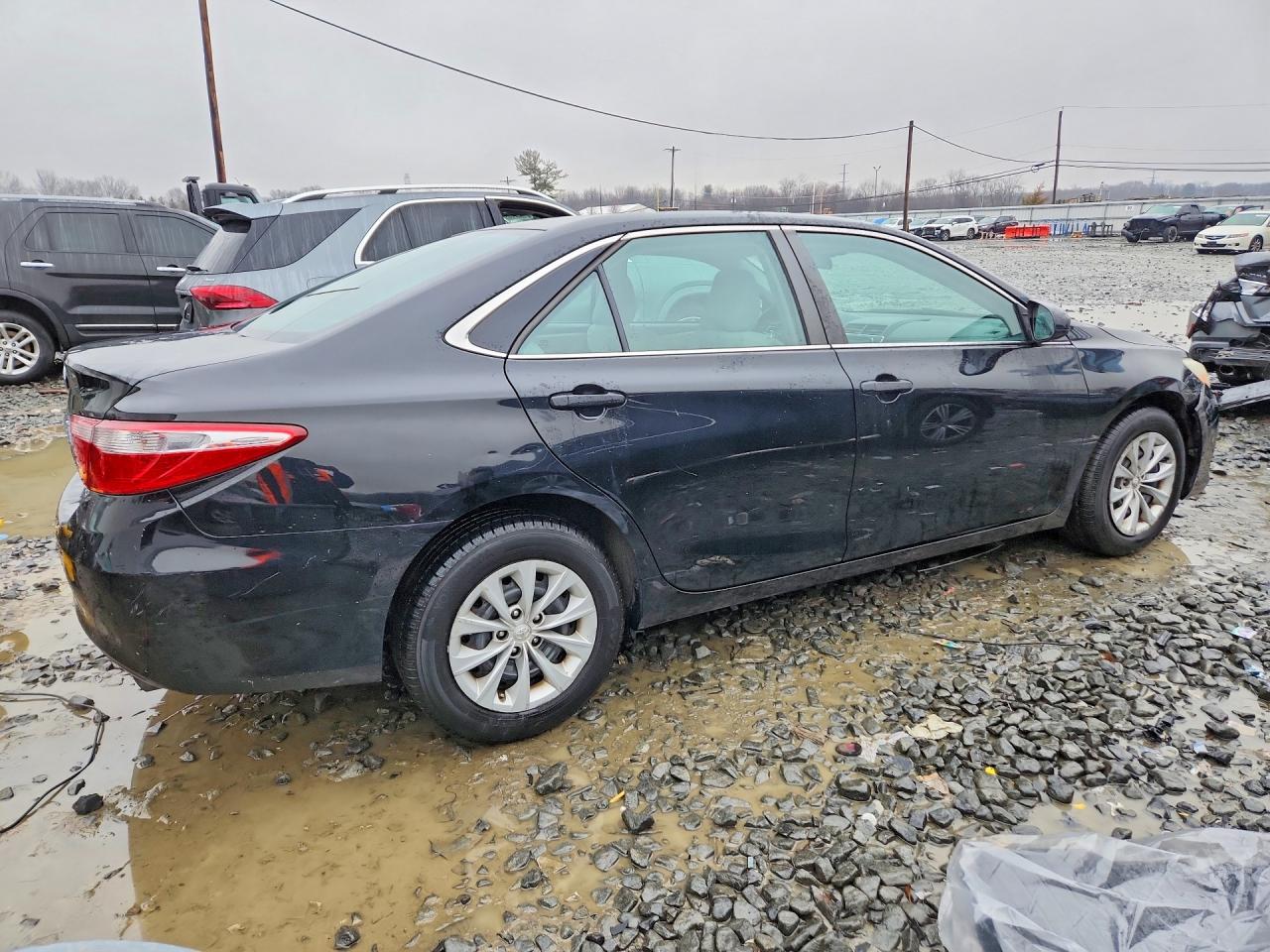 2016 TOYOTA CAMRY LE photo 5