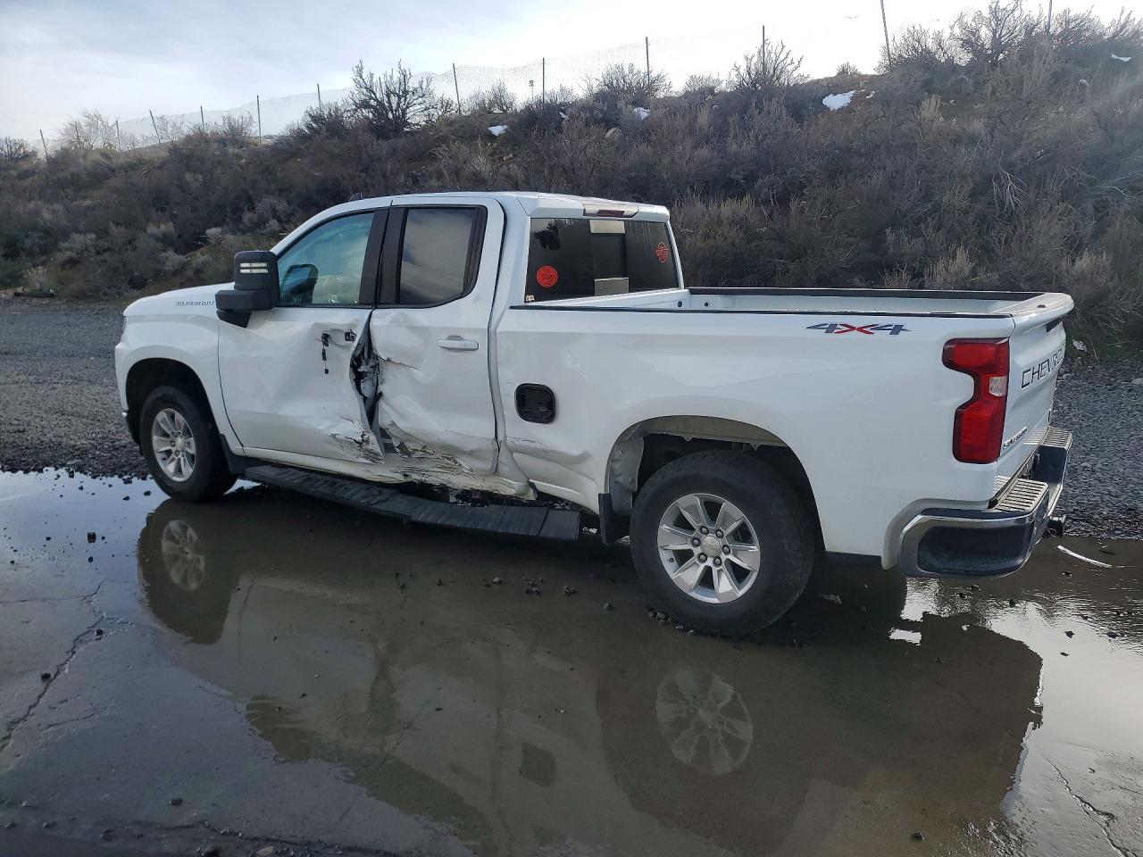 2020 CHEVROLET SILVERADO K1500 LT photo 2