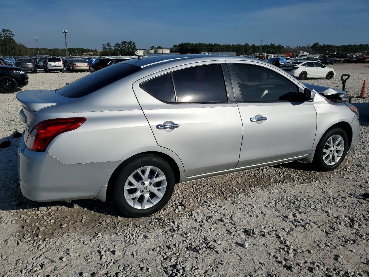 2018 NISSAN VERSA SV photo 5