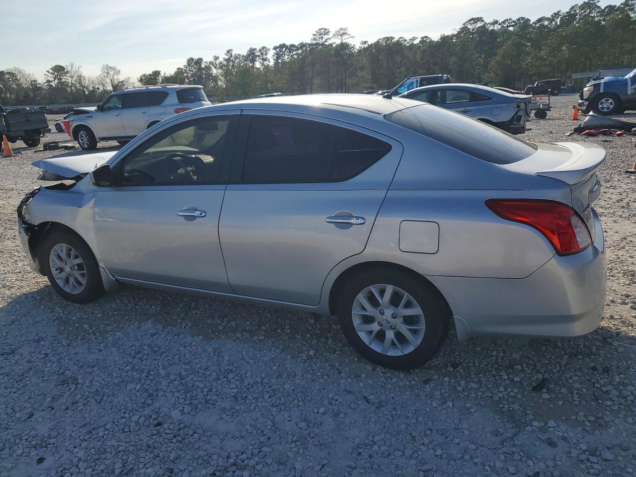 2018 NISSAN VERSA SV photo 3
