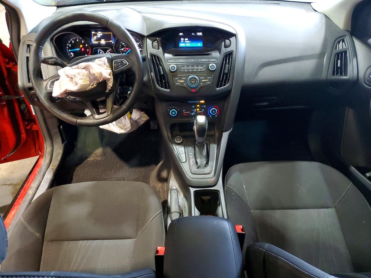 2015 FORD FOCUS SE photo 8