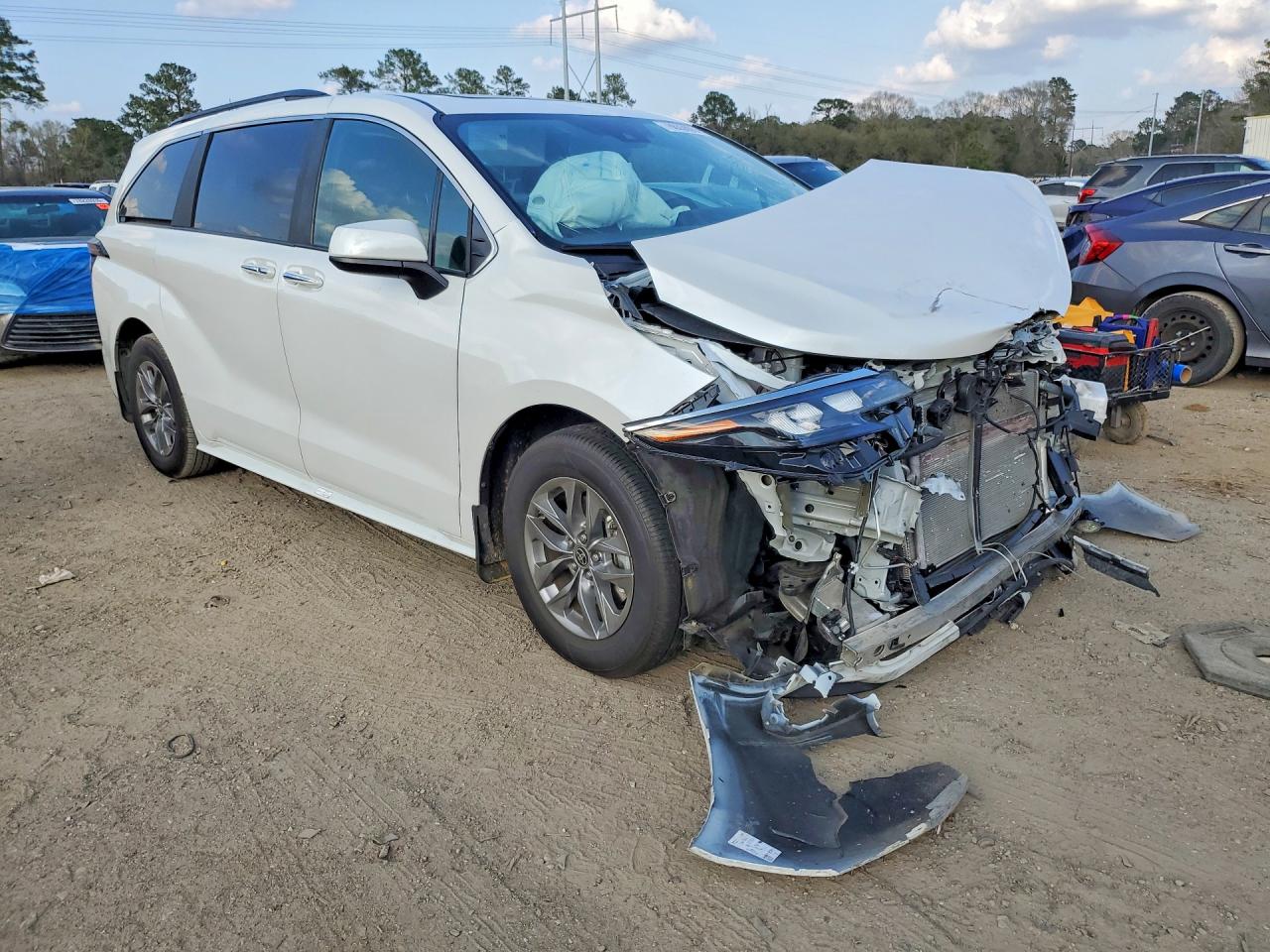 2025 TOYOTA SIENNA XLE photo 4