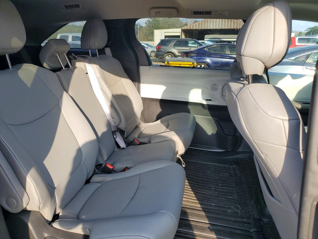 2025 TOYOTA SIENNA XLE photo 11
