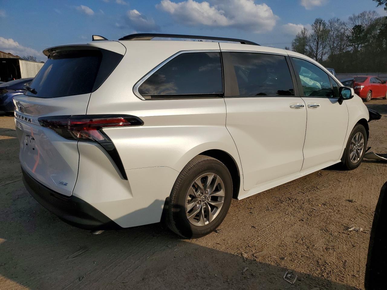 2025 TOYOTA SIENNA XLE photo 3
