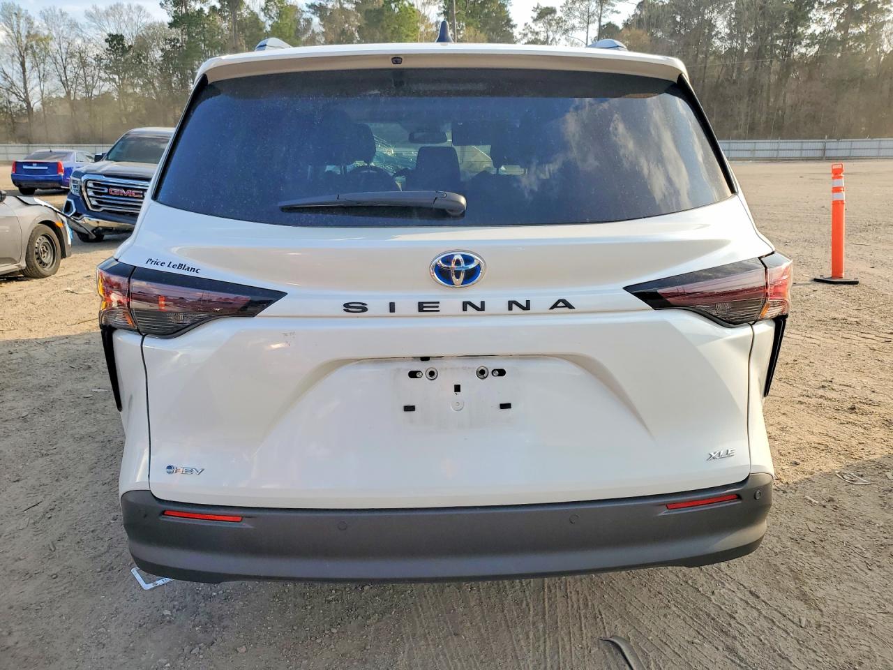 2025 TOYOTA SIENNA XLE photo 6