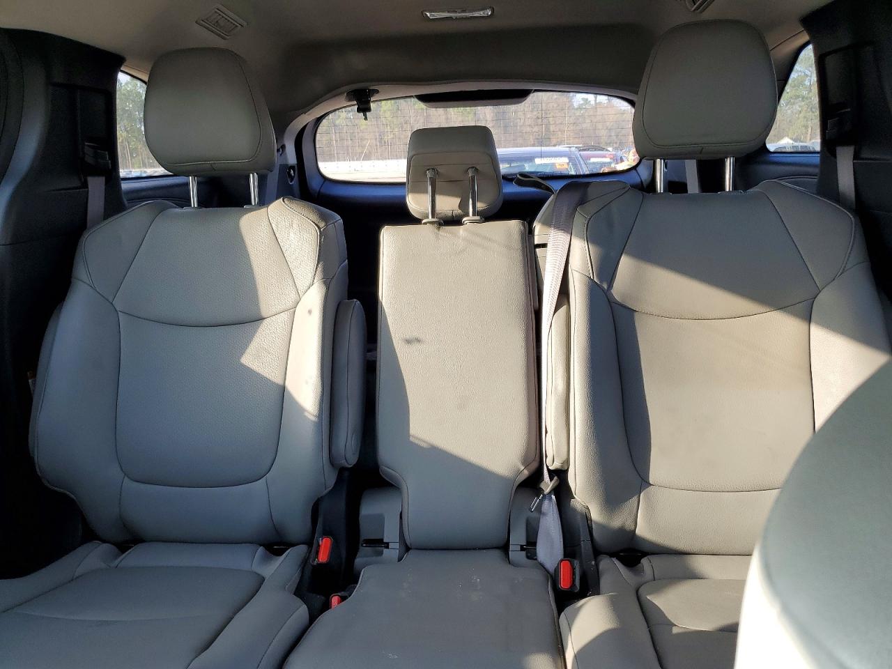 2025 TOYOTA SIENNA XLE photo 10