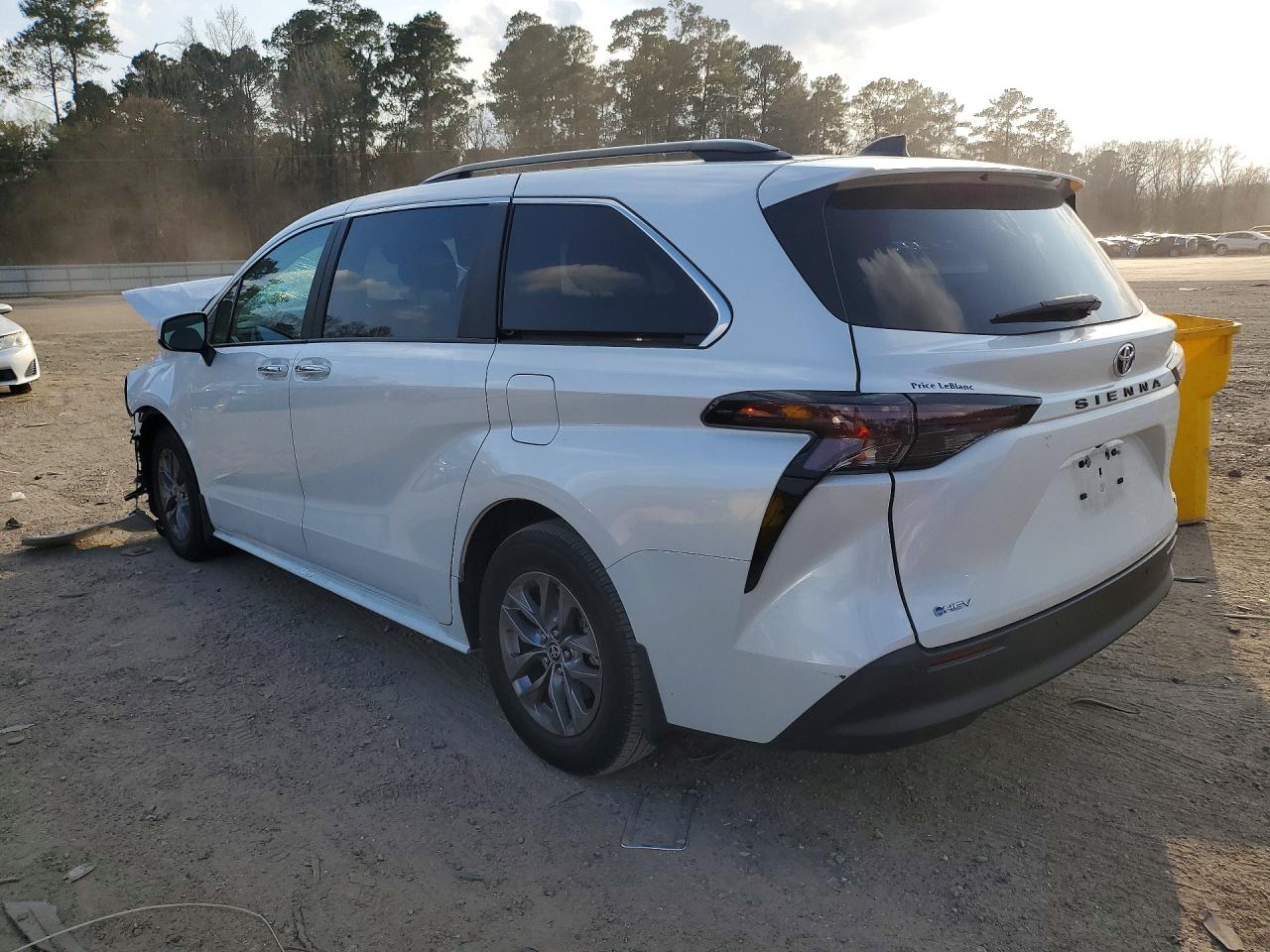 2025 TOYOTA SIENNA XLE photo 2