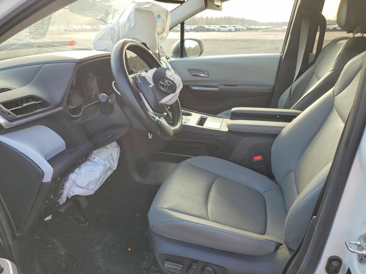 2025 TOYOTA SIENNA XLE photo 7