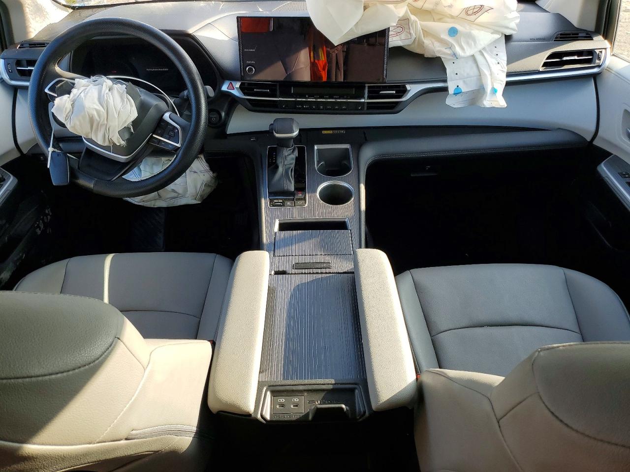 2025 TOYOTA SIENNA XLE photo 8