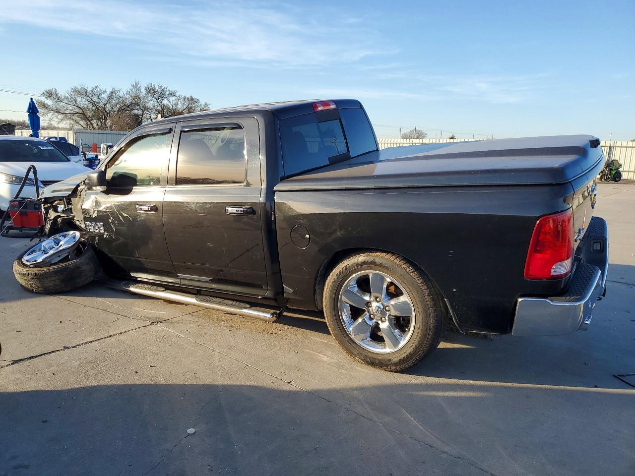 2017 RAM 1500 SLT photo 4