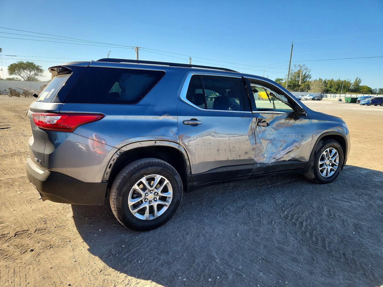 2020 CHEVROLET TRAVERSE LT photo 3